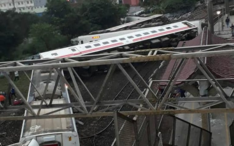 Ταϊβάν: Τουλάχιστον 22 νεκροί σε εκτροχιασμό τρένου