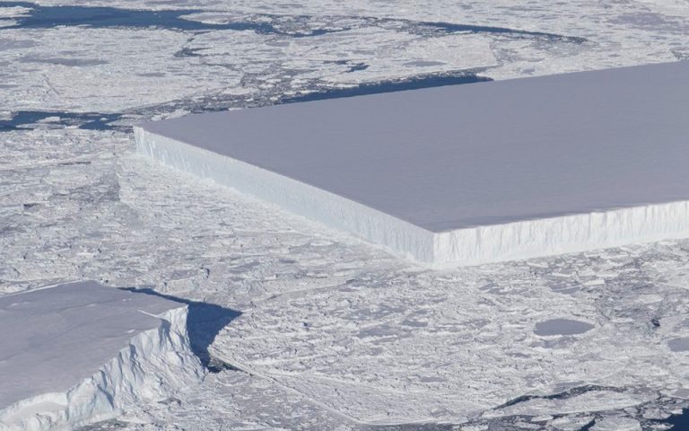 Τέλειο γεωμετρικό παγόβουνο φωτογράφισε η ΝΑSA στην Ανταρκτική (φωτογραφία)
