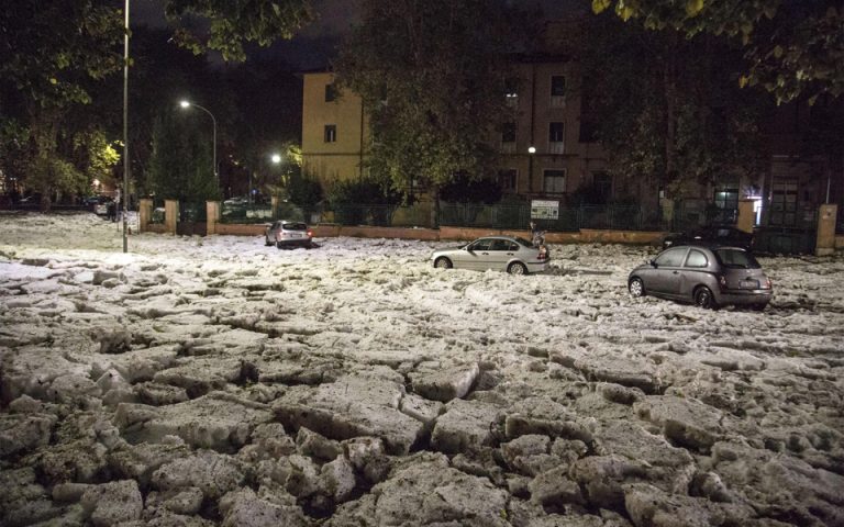 Ισχυρή χαλαζόπτωση έπληξε τη Ρώμη – Έκλεισαν δρόμοι από το χαλάζι (φωτογραφίες-βίντεο)