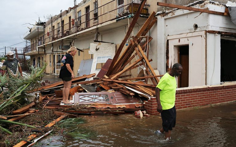 ΗΠΑ: Τουλάχιστον ένας νεκρός, πλημμύρες και καταστροφές από τον κυκλώνα Μάικλ