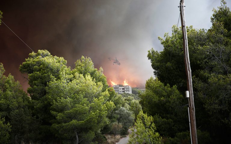 Πυρκαγιά Μάτι: «Κινδυνεύουν ανθρώπινες ζωές, βοήθεια»