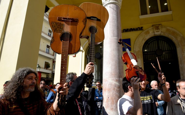 Ο Manu Chao στο πλευρό των μουσικών του δρόμου σε διαμαρτυρία στη Θεσσαλονίκη