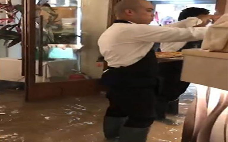 Το εστιατόριο στη Βενετία που πλημμύρισε και συνεχίζει να σερβίρει πίτσα (βίντεο)