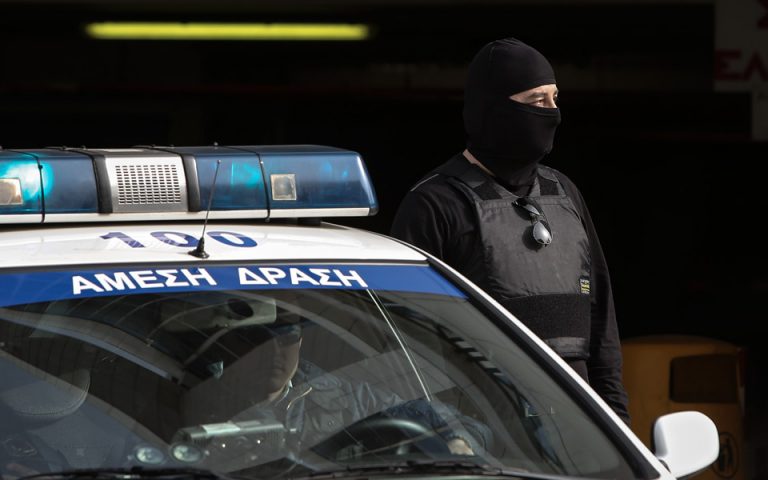 Για ληστεία κατηγορείται ο αστυνομικός που βρέθηκε δεμένος σε διαμέρισμα στη Νίκαια