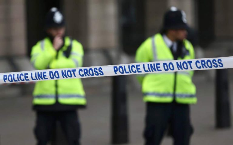 Συνελήφθη ζευγάρι Βρετανών που κρατούσε όμηρο στο σπιτάκι του κήπου