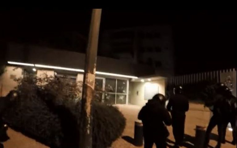 Επίθεση Ρουβίκωνα με βαριοπούλες και μπογιές στην πρεσβεία του Καναδά (βίντεο)