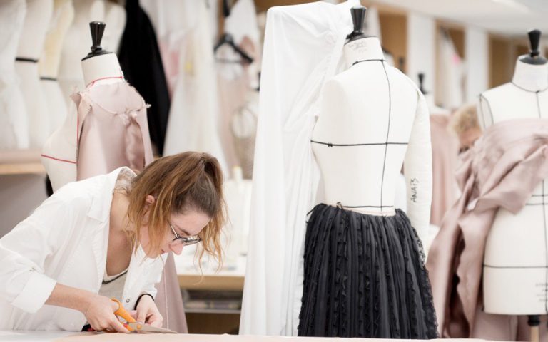 Behind the scenes: Ο Dior και άλλοι οίκοι άνοιξαν τις πόρτες των ατελιέ τους