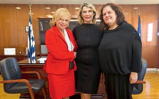Η Νέα Ελληνική Ορμή διευρύνει την επιρροή της. Η πρόεδρός της (στο κέντρο, με το κόκκινο φόρεμα) ποζάρει με τις κυρίες Φόνσου και Μπάρκουλη…