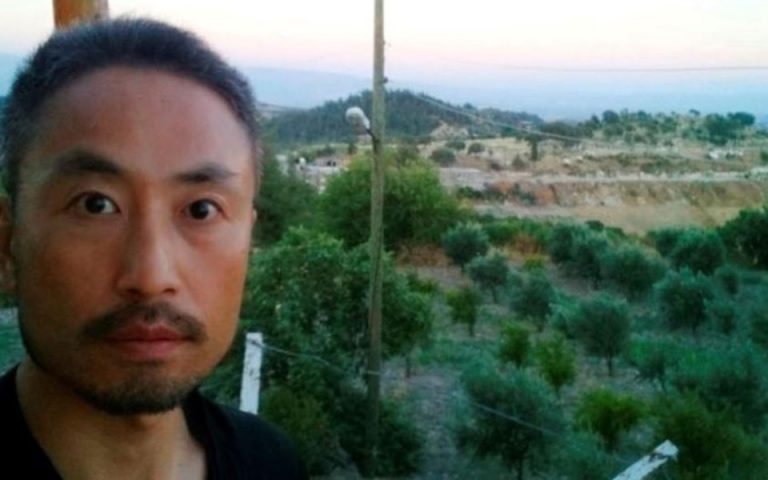 Aπελευθερώθηκε κατά πληροφορίες Ιάπωνας δημοσιογράφος μετά από τρία χρόνια ομηρίας στη Συρία