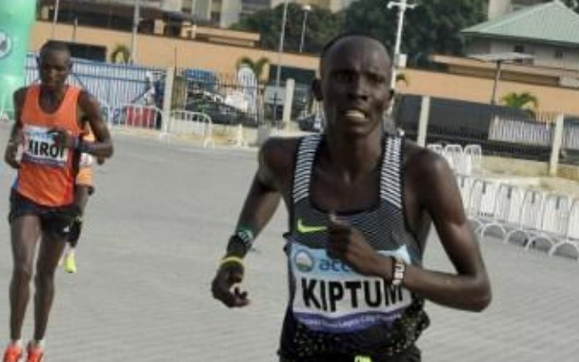 Ο Κενυάτης Κίπτουμ κατέρριψε το παγκόσμιο ρεκόρ στον Ημιμαραθώνιο
