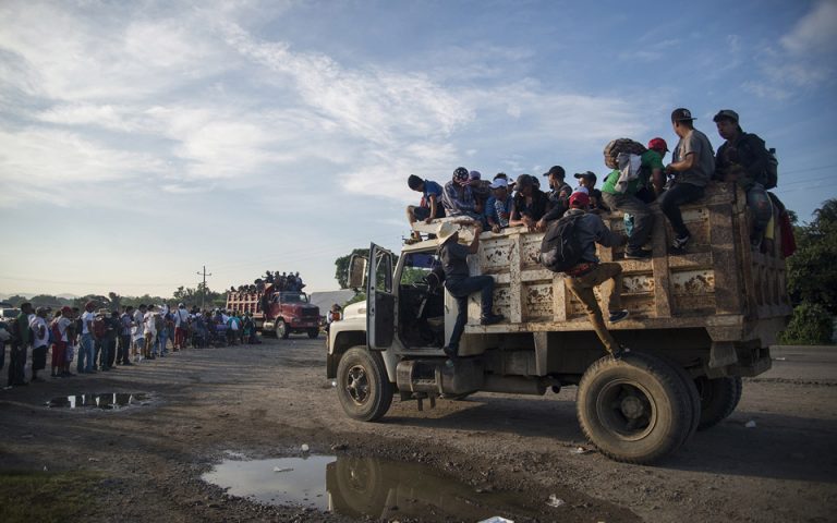 Υπό τη φύλαξη 5.000 στρατιωτών το καραβάνι μεταναστών στα σύνορα με το Μεξικό