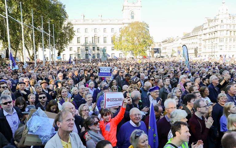 Brexit: Νέο δημοψήφισμα ζήτησαν εκατοντάδες χιλιάδες διαδηλωτές στο Λονδίνο (φωτογραφίες)
