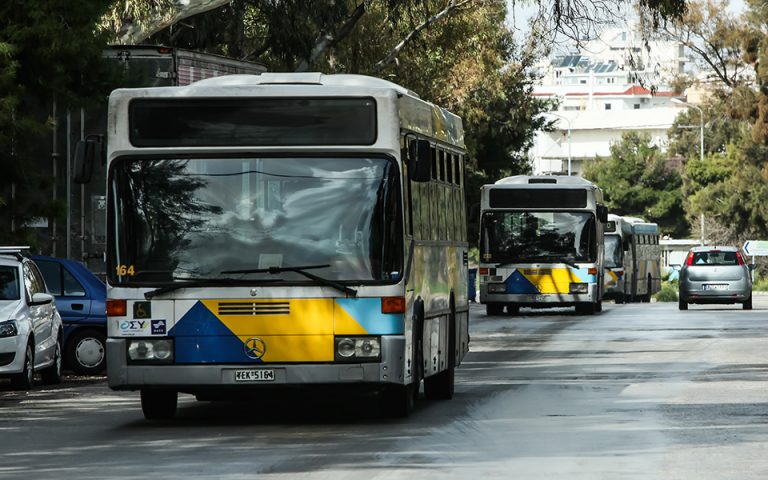 Συνελήφθησαν τρεις ανήλικοι για την επίθεση με πέτρες σε λεωφορείο στους Αγίους Αναργύρους