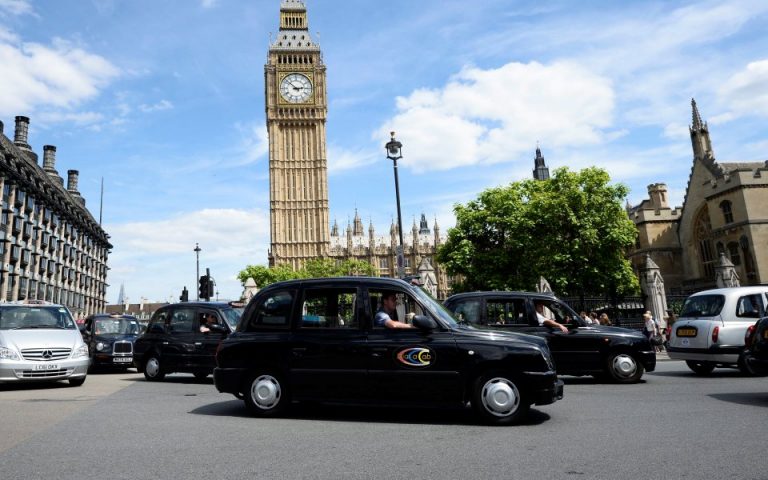 Τα κλασσικά μαύρα ταξί του Λονδίνου μπαίνουν στο Παρίσι