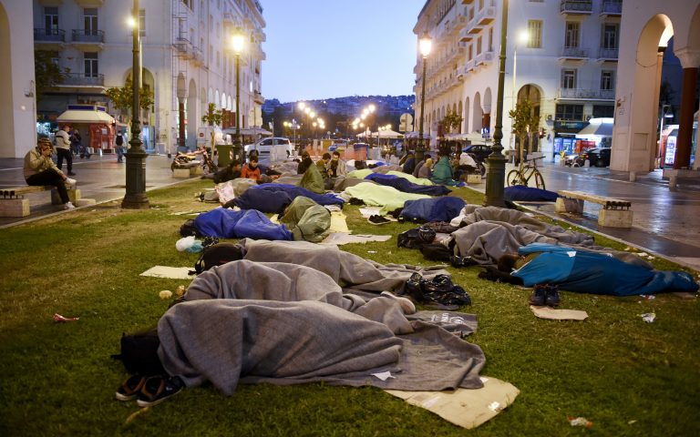 Ασφυκτικά γεμάτα με πρόσφυγες και μετανάστες τα κρατητήρια της Θεσσαλονίκης