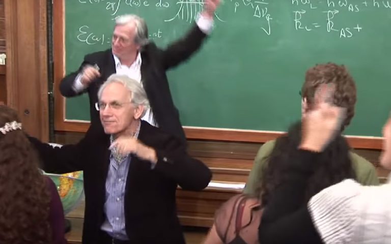 Αντιδράσεις προκαλεί αμφιλεγόμενο βίντεο του φετινού Νομπελίστα Φυσικής