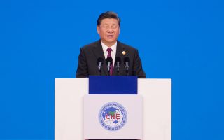 Στα εγκαίνια της Διεθνούς Εκθεσης Εισαγωγών, ο Κινέζος πρόεδρος Σι Τζινπίνγκ υποσχέθηκε πως η Κίνα θα μειώσει τους δασμούς και παράλληλα θα ανοίξει στον ανταγωνισμό ξένων επιχειρήσεων την αγορά εκπαίδευσης, τηλεπικοινωνιών και πολιτισμού.