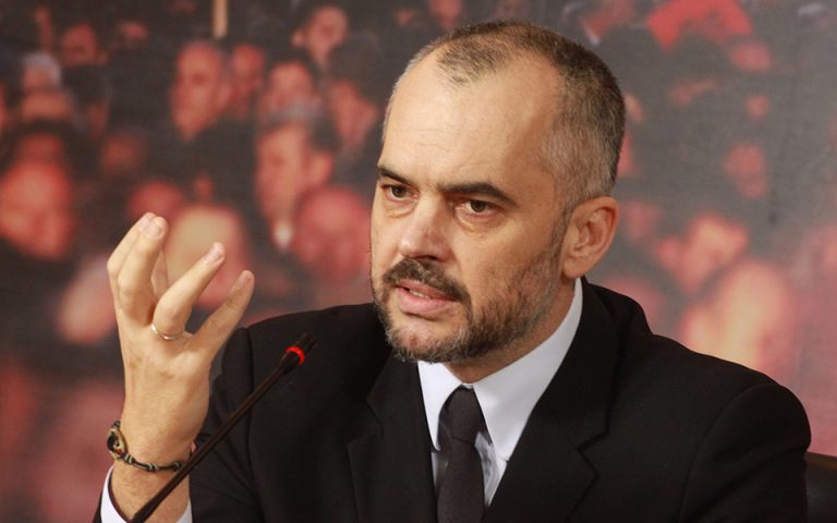 Υπ. Εσωτερικών Αλβανίας: «Ανεπιθύμητοι 52 Ελληνες που πήγαν στην κηδεία Κατσίφα»