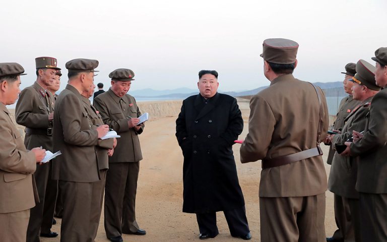 Βόρεια Κορέα: Ο Κιμ Γιονγκ Ουν επέβλεψε την «επιτυχή» δοκιμή ενός «νέου», «τακτικού» όπλου «τεχνολογίας αιχμής»