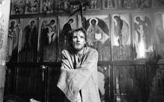 Σκηνή από τον «Αντρέι Ρουμπλιόφ» (1966) του Αντρέι Ταρκόφσκι, ταινία με άφθονες φιλοσοφικές και ψυχαναλυτικές προεκτάσεις, βασισμένη στη ζωή του Ρώσου αγιογράφου του 15ου αι. Παρά το γεγονός ότι αρχικά οι περισσότεροι ψυχαναλυτές ήταν άθεοι, ψυχανάλυση και θεολογία δεν έπαψαν να διαλέγονται.