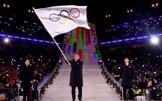 O πρόεδρος της ΔΟΕ επιχειρεί να κρατήσει ψηλά τη σημαία των Ολυμπιακών Αγώνων, όμως όλο και περισσότερες προσπάθειες προσέλκυσης υποψήφιων πόλεων για μια διοργάνωση πέφτουν στο κενό.
