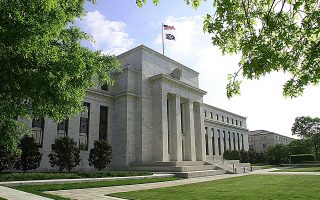 Οι αρνητικές  εξελίξεις καταγράφονται σε μια αρνητική συγκυρία, καθώς η ομοσπονδιακή τράπεζα των ΗΠΑ έχει αυξήσει τα επιτόκια και αναμένεται να τα αυξήσει περαιτέρω στη συνεδρίαση του επόμενου μήνα.