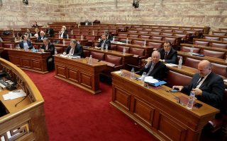 Η επιλογή του ΣΥΡΙΖΑ να ανοίξει ζήτημα αναδρομικής δικαστικής έρευνας υποθέσεων δωροδοκίας, στις οποίες έχουν εμπλακεί υπουργοί και υφυπουργοί, προκάλεσε ερωτήματα και πολλές αντιδράσεις.