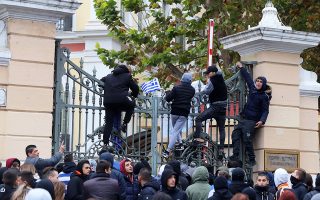 Μαθητές διαμαρτύρονται έξω από το υπουργείο Μακεδονίας - Θράκης. Αντιθέτως, μικρή ήταν η συμμετοχή στις κινητοποιήσεις στο Λεκανοπέδιο Αττικής.
