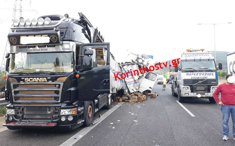Τροχαίο ατύχημα με δύο νταλίκες στην Εθνική Οδό Αθηνών-Κορίνθου (φωτογραφίες)