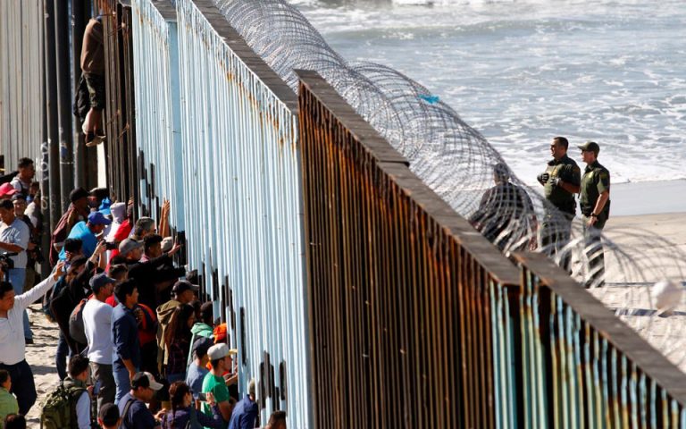 Ιατρικές εξετάσεις σε μετανάστες στα σύνορα με το Μεξικό προωθεί η κυβέρνηση Τραμπ