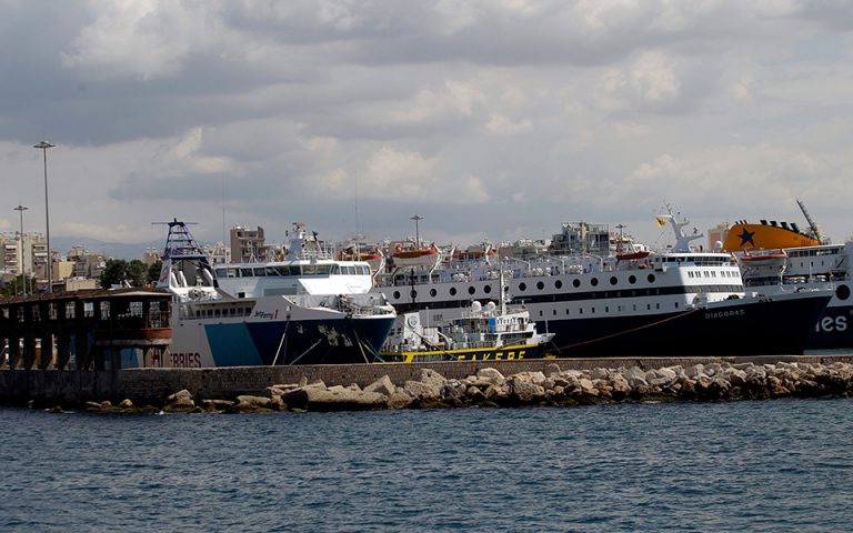 Μηχανική βλάβη σε υδροπτέρυγο με 106 επιβαίνοντες – Επέστρεψε στο λιμάνι του Πειραιά