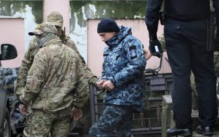 Ουκρανοί ναύτες συνελήφθησαν την Κυριακή όταν το ρωσικό Ναυτικό μπλόκαρε και κατέλαβε τρία πλοία στις ακτές της Κριμαίας. Η Ρωσία κατηγορεί το ουκρανικό πλήρωμα για παράνομη είσοδο στα χωρικά της ύδατα.