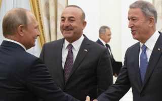 Ο Ρώσος πρόεδρος Βλάντιμιρ Πούτιν με Τον τούρκο ΥΕΞ, Μεβλούτ Τσαβούσογλου και τον τούρκο υπουργό Άμυνας. Χουλουσί Ακάρ.