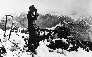 Ένας Γερμανός σκοπός κοιτάει με κυάλια για πιθανή παρουσία του εχθρού στις χιονισμένος κορυφές του Καυκάσου, στην ψηλότερη σκοπιά του γερμανικού στρατού στη ρωσική οροσειρά, κατά τη διάρκεια της επιχείρησης «Μπαρμπαρόσα», το 1941. (AP Photo)