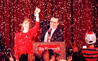 Κάτω από μία βροχή κονφετί, ο υποψήφιος για τη δημαρχία της Νέας Υόρκης, Ρούντι Τζουλιάνι, χαιρετάει μαζί με τη σύζυγο του τους υποστηρικτές του, μετά το πέρας της ομιλίας παραδοχής της εκλογικής ήττας του από τον Δημοκρατικό αντίπαλο του, Ντέιβιντ Ντίνκινς, το 1989. (AP Photo/Tim Clary)