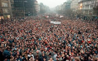 Περίπου 200.000 Τσέχοι πολίτες έχουν συγκεντρωθεί στην πλατεία Βέντσεσλας της Πράγας, ζητώντας πολιτικά δικαιώματα και τη διεξαγωγή ελεύθερων εκλογών στη χώρα, κατά τη διάρκεια των πρώτων ημερών της ειρηνικής και αναίμακτης «Βελούδινης Επανάστασης», η οποία οδήγησε στην πτώση του καθεστώτος και στο τέλος της Σοσιαλιστικής Δημοκρατίας της Τσεχοσλοβακίας, μετά από σαράντα ολόκληρα χρόνια κομμουνιστικής εξουσίας στη χώρα, το 1989. (AP Photo/Peter Dejong)
