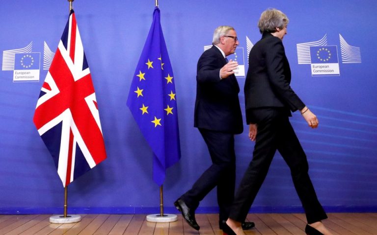 Δέσμευση για «εξαιρετικά στενή τελωνειακή, εμπορική και χρηματοοικονομική συνεργασία» στο κείμενο συμφωνίας του Brexit