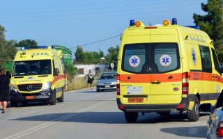 Κόσμος δίπλα στο αυτοκίνητο παρακολουθεί την προσπάθεια των ανθρώπων του ΕΚΑΒ να απεγκλωβίσουν και να μεταφέρουν στο ασθενοφόρο τους τραυματίες, μετά το τροχαίο ατύχημα που σημειώθηκε το απόγευμα της Παρασκευής 2 Ιουνίου 2017 στην επαρχιακή οδό Νέας Κίου Άργους στο ύψος της αντιπροσωπείας Alpha Romeo. Ένα Ι.Χ  αυτοκίνητο με κατεύθυνση το Άργος στο οποίο επέβαιναν μια γυναίκα και δυο άντρες για άγνωστο λόγο μέχρι στιγμής, εξετράπη της πορείας του ανετράπη και έπεσε σε παρακείμενο χαντάκι. Από το ατύχημα τραυματίστηκε πιο σοβαρά η γυναίκα και ελαφρότερα οι άνδρες όπου διακομίσθηκαν στο νοσοκομείο από ασθενοφόρα του ΕΚΑΒ για την παροχή πρώτων βοηθειών.ΑΠΕ-ΜΠΕ/ΑΠΕ-ΜΠΕ/ΜΠΟΥΓΙΩΤΗΣ ΕΥΑΓΓΕΛΟΣ