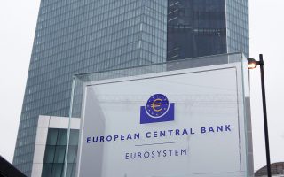 Η ΕΚΤ θα τερματίσει το πρόγραμμα αγοράς ομολόγων στα τέλη του έτους, απομακρύνο-ντας ένα δίχτυ ασφαλείας που είχαν συνηθίσει να έχουν οι αγορές την τελευταία τριετία.