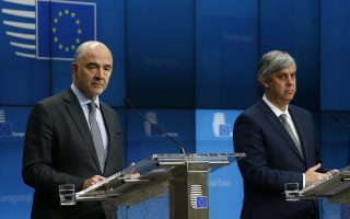 epa07177455 Pierre Moscovici (L), the European Commissioner for Economic and Financial Affairs and Taxation and Eurogroup President Portuguese Finance Minister Mario Centeno (R) holds a news conference after a Special Eurogroup Finance Ministers' meeting in Brussels, Belgium, 19 November 2018. The Eurogroup focused on Italy's budget crisis.  EPA/JULIEN WARNAND