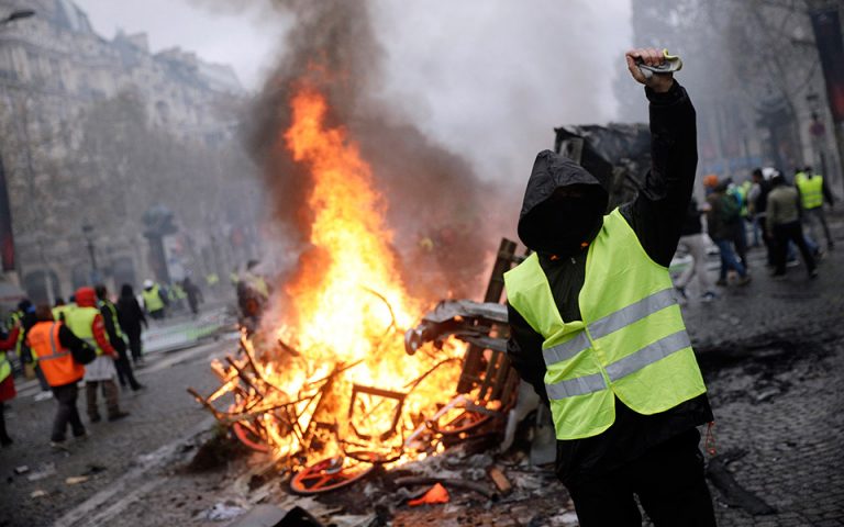 Γαλλία: 130 συλλήψεις στις κινητοποιήσεις των «κίτρινων γιλέκων» – Μακρόν: Ντροπή σε όσους άσκησαν βία