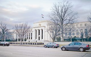 Η αμερικανική Ομοσπονδιακή Τράπεζα (Fed) διατήρησε χθες αμετάβλητα τα επιτόκια δανεισμού στο 2% με 2,25%, επισημαίνοντας πως η ενίσχυση της απασχόλησης και η κατανάλωση των νοικοκυριών διατηρούν σε τροχιά ανάπτυξης την αμερικανική οικονομία.