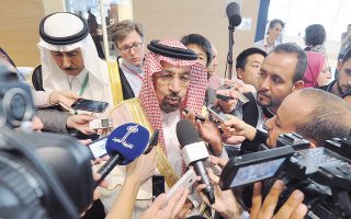 «Θα κάνουμε ό,τι μπορούμε για να διατηρήσουμε τα αποθέματα και τη ζήτηση σε μια λογική διακύμανση και πιστεύουμε πως οι αγορές θα ηρεμήσουν», ανέφερε ο Σαουδάραβας υπουργός Πετρελαίου, Χαλίντ αλ Φαλίχ (στο κέντρο της φωτογραφίας). Το Ριάντ ανέτρεψε ξανά τα δεδομένα στην παγκόσμια αγορά, προαναγγέλλοντας μείωση της παραγωγής από τον επόμενο μήνα.