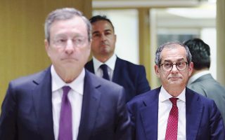 Σύμφωνα με καλά πληροφορημένες πηγές των Βρυξελλών, στο περιθώριο του Eurogroup ο κ. Ντράγκι είχε κεκλεισμένων των θυρών συνάντηση με τον υπουργό Οικονομικών της Ιταλίας Τζοβάνι Τρία, όπου του επισήμανε τον προβληματισμό του για τα δημοσιονομικά της χώρας.