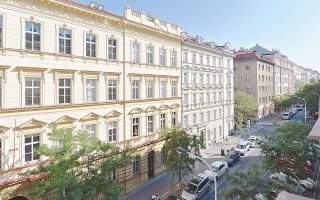 Λόγω των ενοικιάσεων μέσω Airbnb, οι κάτοικοι της Πράγας είδαν τα ενοίκια να αυξάνονται κατά 50% από το 2013 και να γίνονται 11 φορές υψηλότερα από τον μέσο μισθό στην Τσεχία.