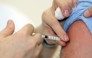Ο πρώτος εμβολιασμός για τη νέα γρίπη πραγματοποιήθηκε στο Νοσοκομείο ΑΧΕΠΑ  στη Θεσσαλόνικη ,Τετάρτη 11 Νοεμβρίου 2009