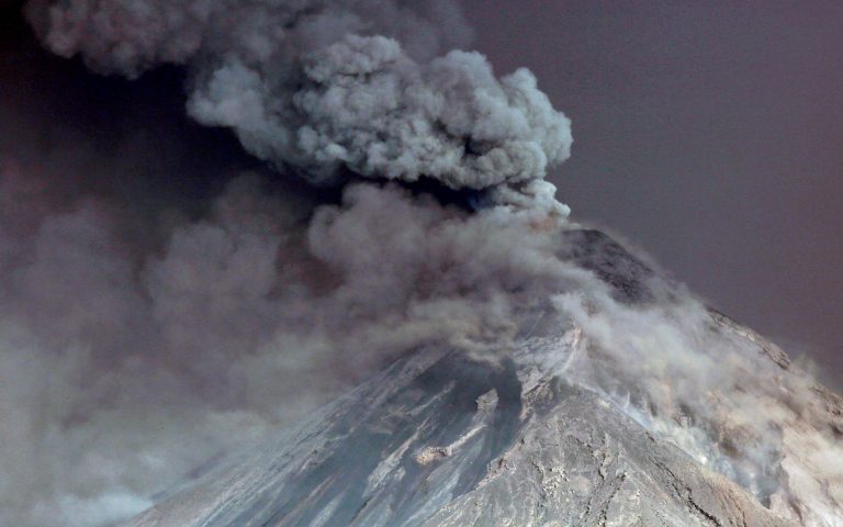 Γουατεμάλα: Χιλιάδες άνθρωποι απομακρύνθηκαν από τις εστίες τους λόγω της έκρηξης του ηφαιστείου Φουέγο