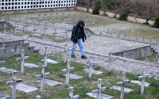 Μνήματα Ελλήνων πεσόντων στο κοιμητήριο της Κλεισούρας. Το κλίμα στην Αλβανία δυναμιτίστηκε από τον φόνο του Κατσίφα. Μια προκλητική ενέργεια από θερμοκέφαλους ένθεν και ένθεν θα μπορούσε να τινάξει στον αέρα τη συνέχιση της υλοποίησης της συμφωνίας για τα στρατιωτικά κοιμητήρια.
