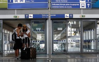 Τουρίστες στέκονται μέσα στον κλειστό προαστιακό σταθμό στο αεροδρόμιο Ελευθέριος Βενιζέλος κατά τη διάρκεια 24ωρης απεργίας των εργαζομένων στο μετρό και στον προαστιακό σιδηρόδρομο, Αθήνα Τετάρτη 6 Ιουλίου 2016  ΑΠΕ-ΜΠΕ/ΑΠΕ-ΜΠΕ/ΓΙΑΝΝΗΣ ΚΟΛΕΣΙΔΗΣ