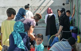 Πρόσφυγες και μετανάστες που βρίσκονται κατά την αυτοψία του ΑΠΕ ΜΠΕ στο Κέντρο Υποδοχής και Ταυτοποίησης (ΚΥΤ) στη Μόρια, Κυριακή 23 Σεπτεμβρίου 2018. Σήμερα στο νησί της Λέσβου διαμένουν επίσημα 10.841 πρόσφυγες και μετανάστες. Από αυτούς σύμφωνα με τα στοιχεία της 21ης Σεπτεμβρίου 8706 διαμένουν στη Μόρια, 1.191 στον καταυλισμό του Καρά Τεπέ που διαχειρίζεται ο Δήμος Λέσβου, 748 άτομα διαμένουν σε δομές που διαχειρίζεται η ΑΜΚΕ «Ηλιαχτίδα», 91 διαμένουν στη δομή του πρώην ΠΙΚΠΑ και τέλος 105 κρατούνται στο κλειστό χώρο του Προαναχωρησιακού Κέντρου, σε έναν ιδιαίτερο χώρο στο κέντρο του καταυλισμού της Μόριας. Αύριο Δευτέρα 24 Σεπτεμβρίου φεύγουν από τον καταυλισμό του Κέντρου Υποδοχής και Ταυτοποίησης (ΚΥΤ) 400 άτομα με προορισμό τις νέες δομές που ετοιμάστηκαν στην υπόλοιπη Ελλάδα. Θα ακολουθήσουν 80 την Τρίτη, άλλοι 400 την Τετάρτη, 600 το διήμερο Πέμπτης και Παρασκευής. Σχεδόν 2000 μέχρι την τελευταία μέρα του μήνα. Και μετά άλλοι 1000. Στο πρώτο 10ήμερο του Οκτωβρίου.  Όλοι τους με κατεύθυνση τις νέες δομές στη βόρεια Ελλάδα. 1100 στη Βόλβη. 560 στον Κατσικά Ιωαννίνων. 860 στα Γρεβενά. 280 στη Φιλιππιάδα. ΑΠΕ